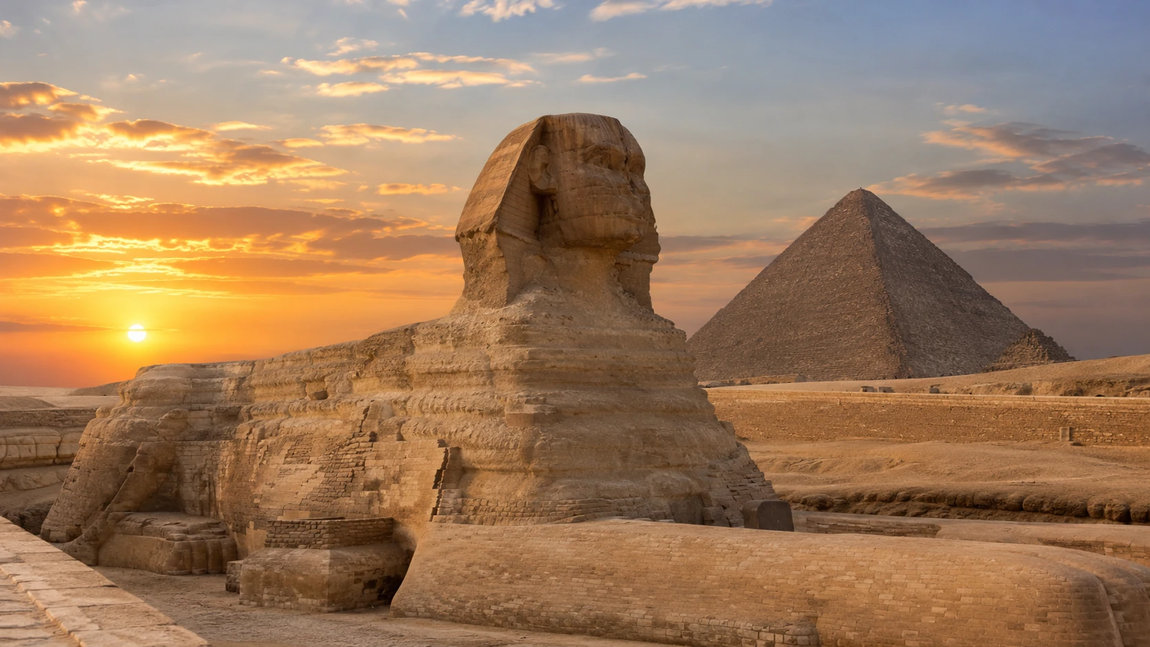 Le Grand Sphinx de Gizeh et une pyramide au coucher du soleil